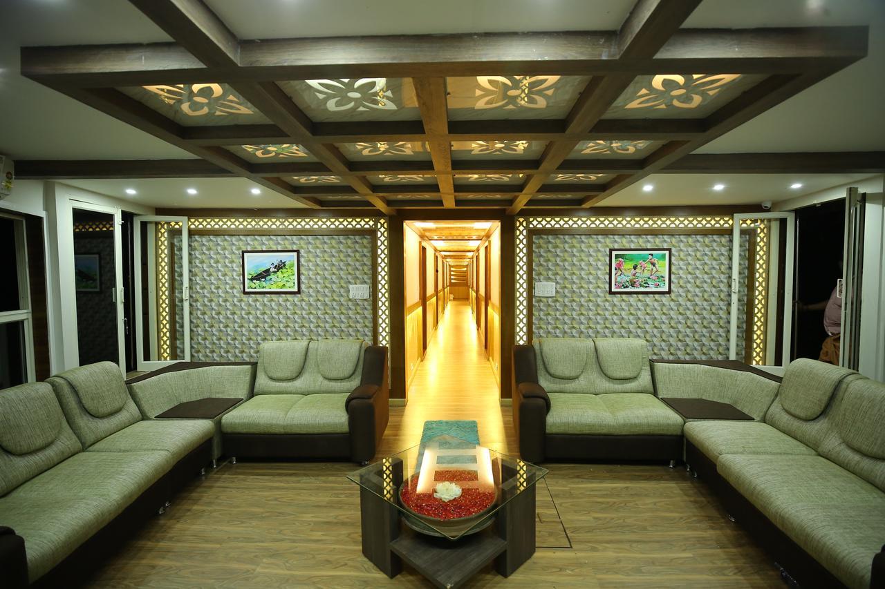 Southern Panorama Houseboats Botel