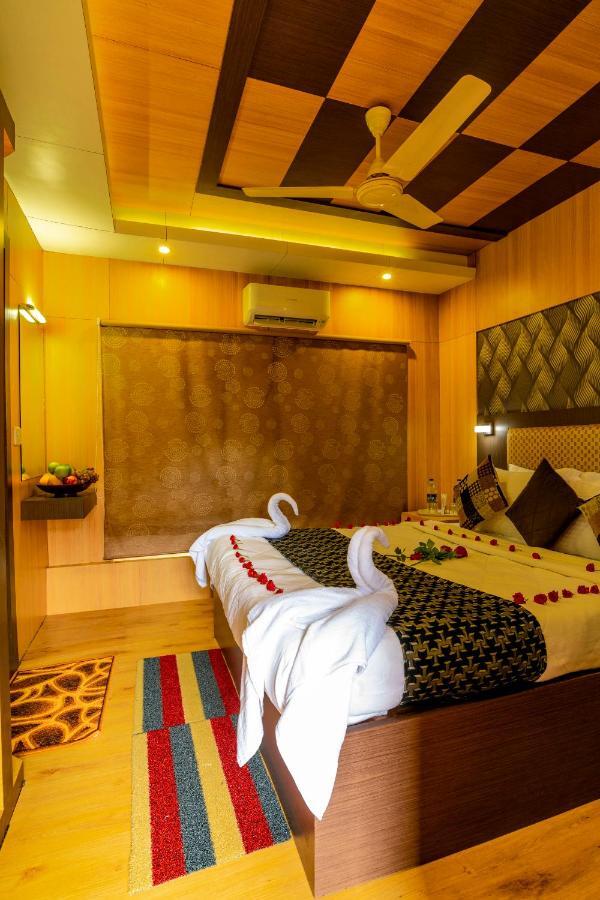 Southern Panorama Houseboats बोटेल